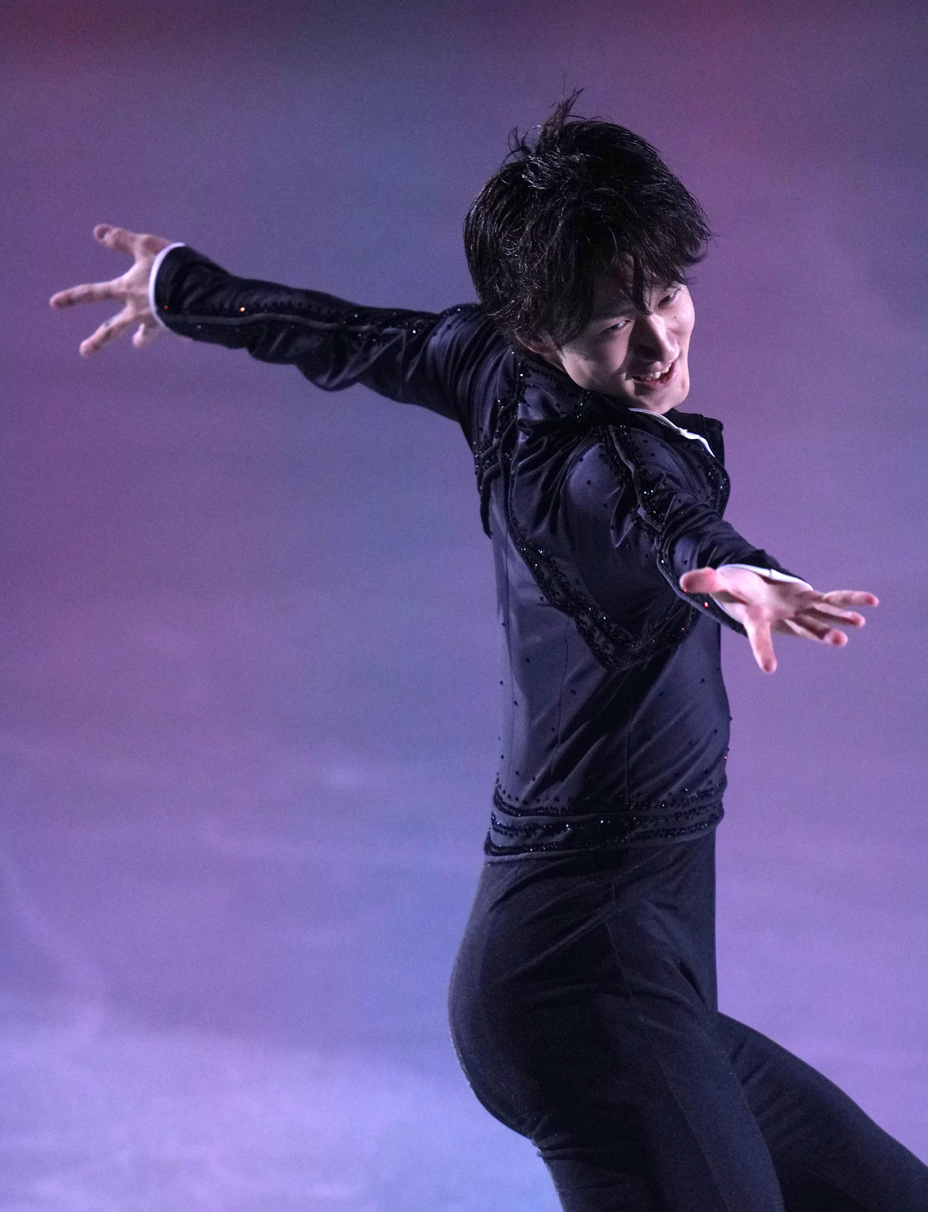ファンタジーオンアイス2024で演技する山本草太（撮影・横山健太）