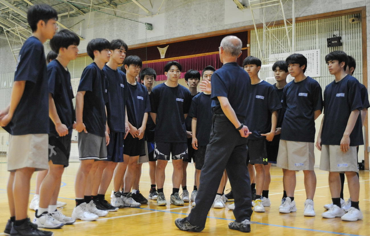 藤原監督（手前中央）の話しを聞く浜松南の選手たち　