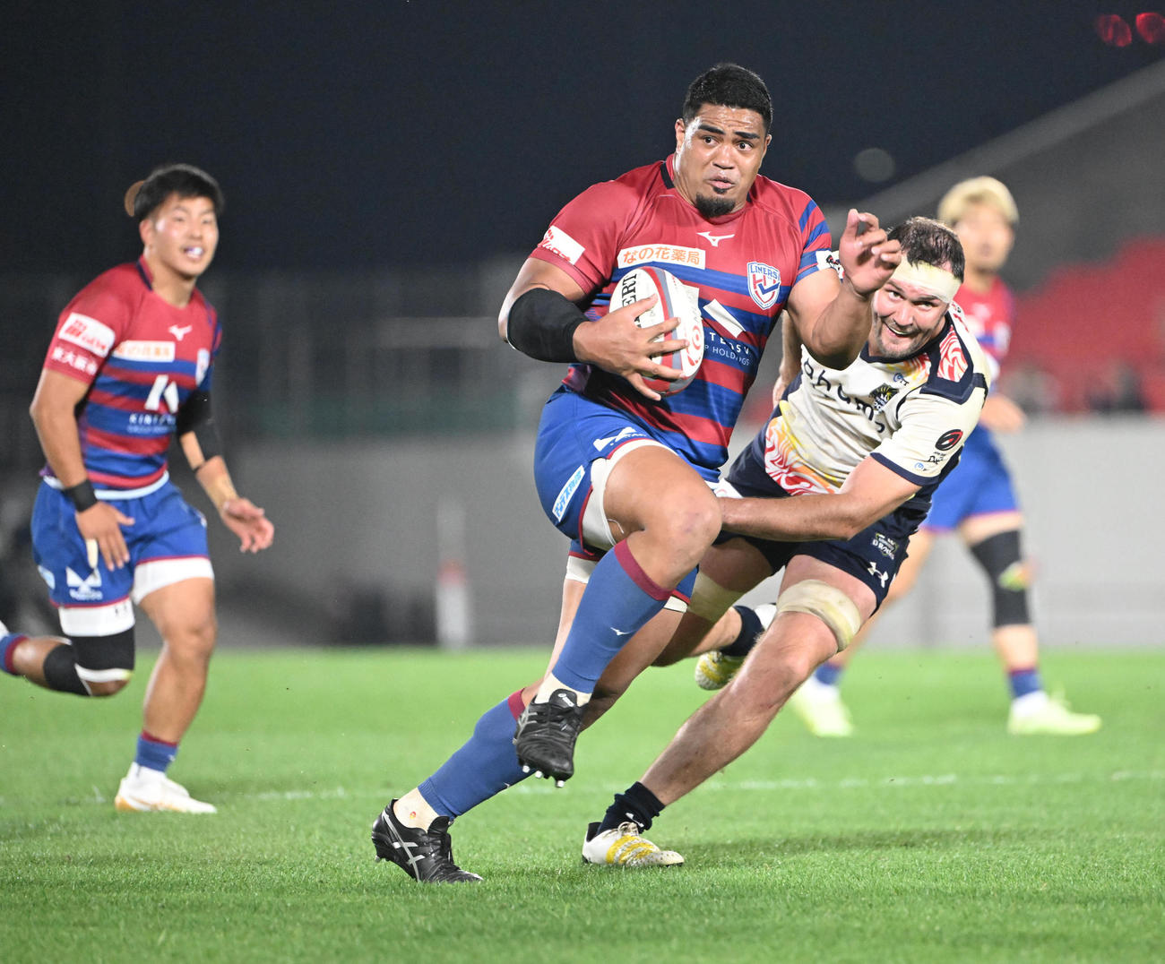 花園対浦安　試合終了間際、中央にトライしり花園のタンギマナ（撮影・和賀正仁）