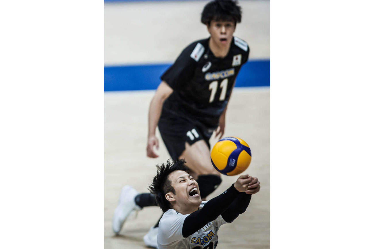 ボールに食らい付く山本智大（手前）（C）FIVB