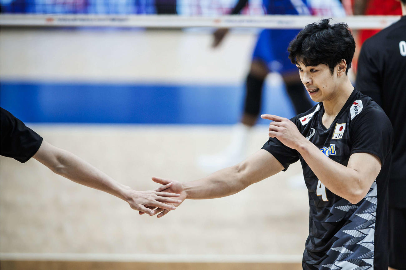 タッチを交わす宮浦健人（C）FIVB