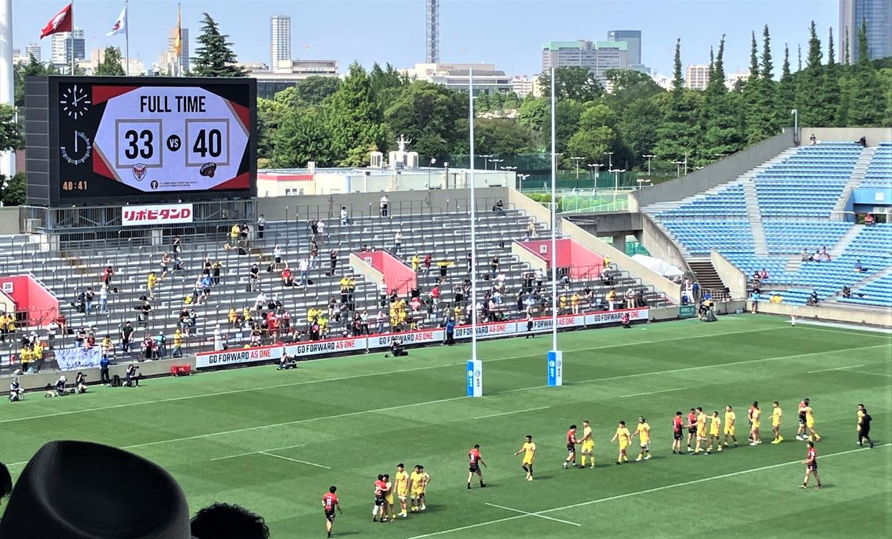 東京SG－横浜　40－33で逆転勝利を収め、3位となった東京SGの選手たち（手前）