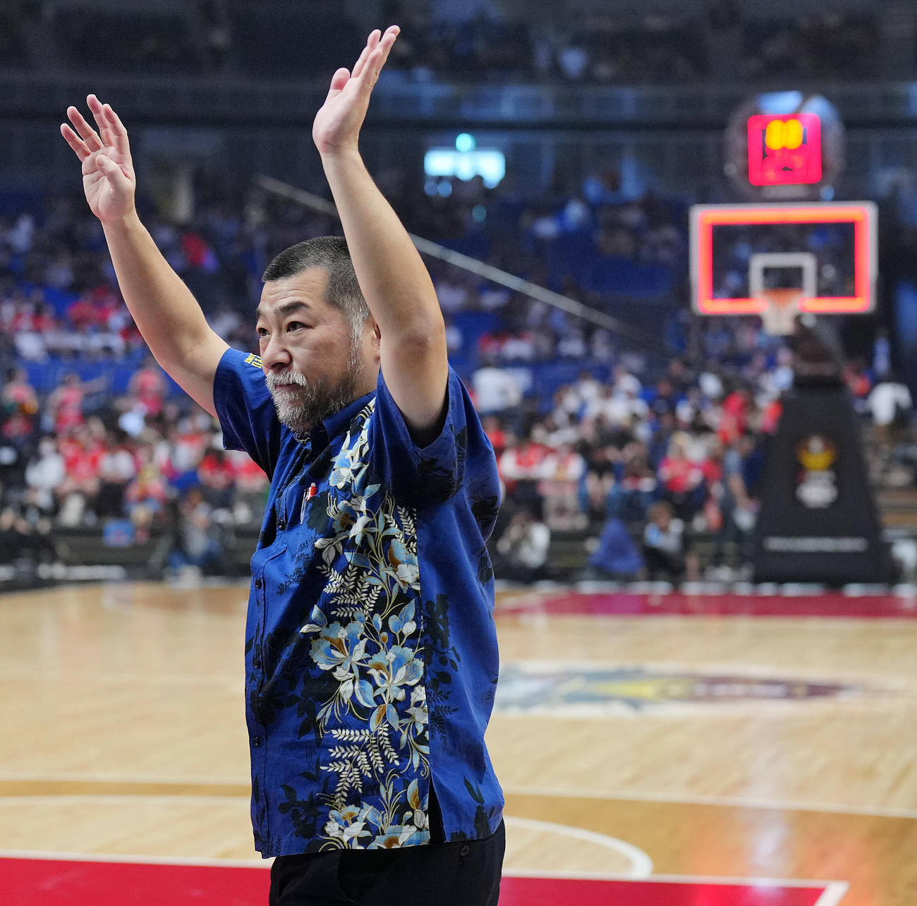 琉球対広島　広島に先勝しスタンドに手を振る琉球桶谷監督（撮影・垰建太）
