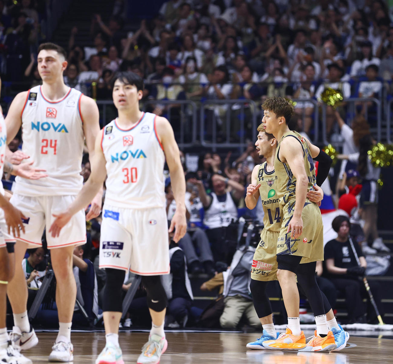 琉球対広島　広島に先勝し喜び合う琉球今村（右）と岸本（撮影・垰建太）