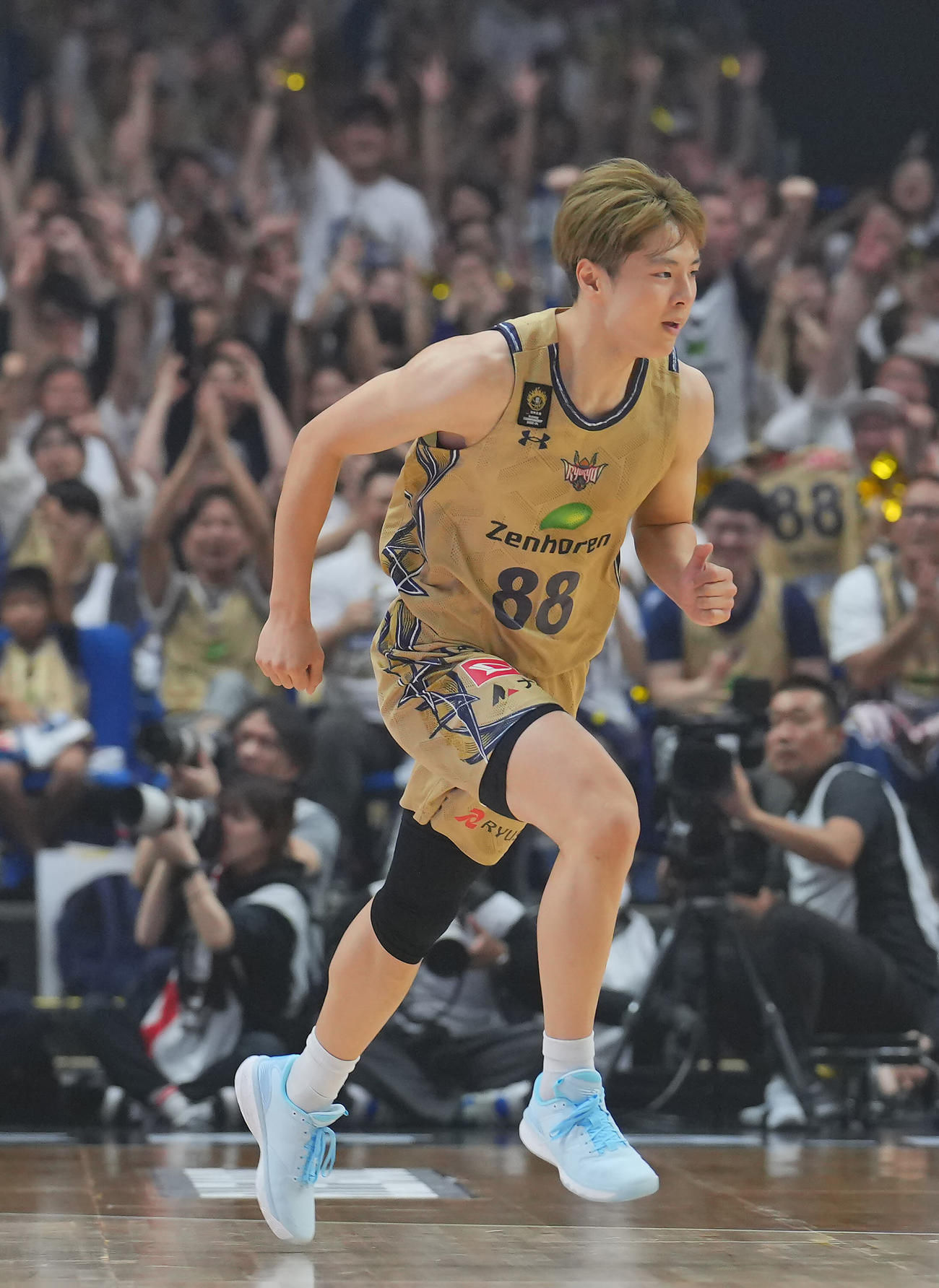 琉球対広島　第3Q、得点しブースターを盛り上げる琉球牧（撮影・垰建太）