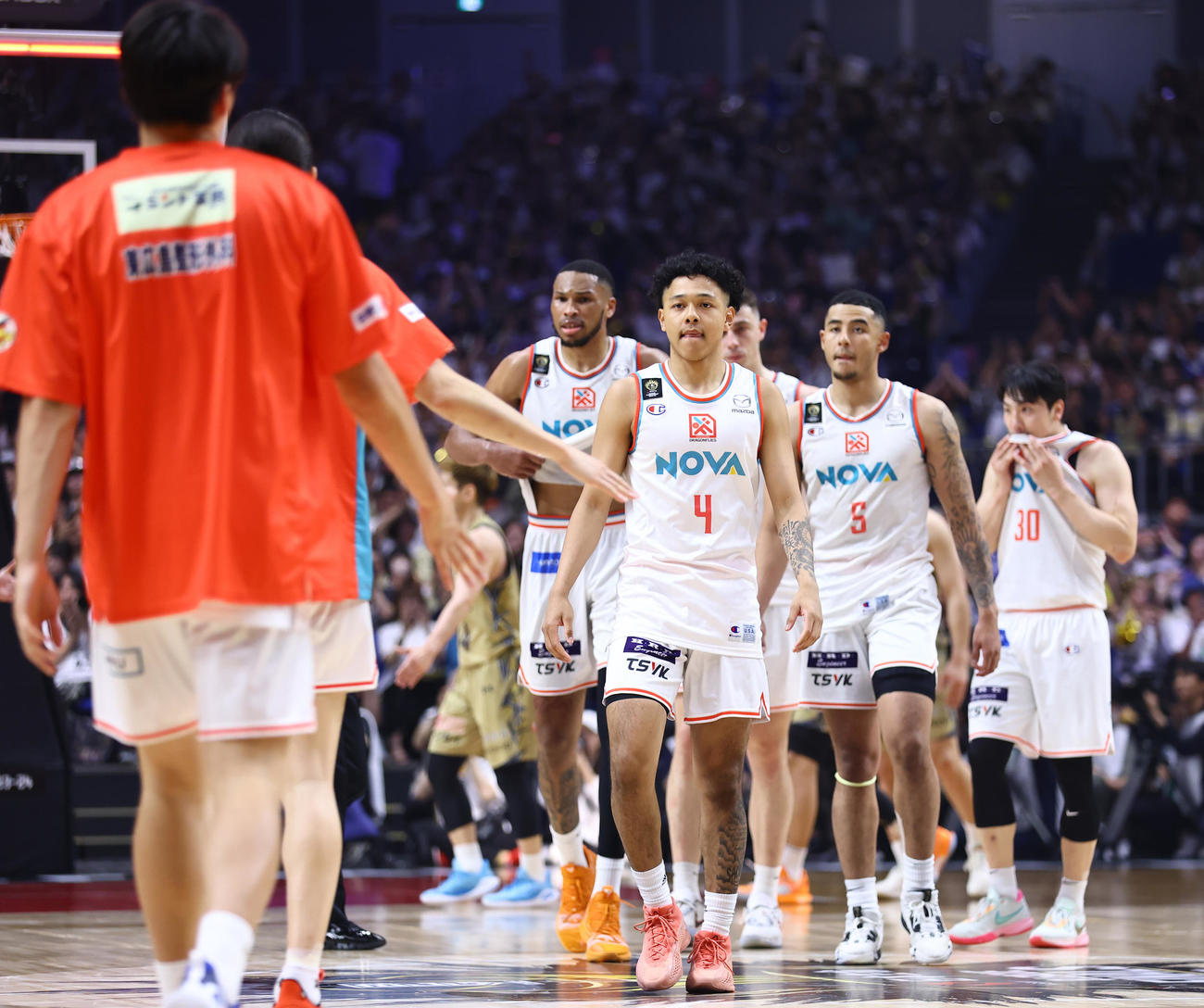 琉球対広島　琉球に敗れさえない表情の広島の選手たち（撮影・垰建太）