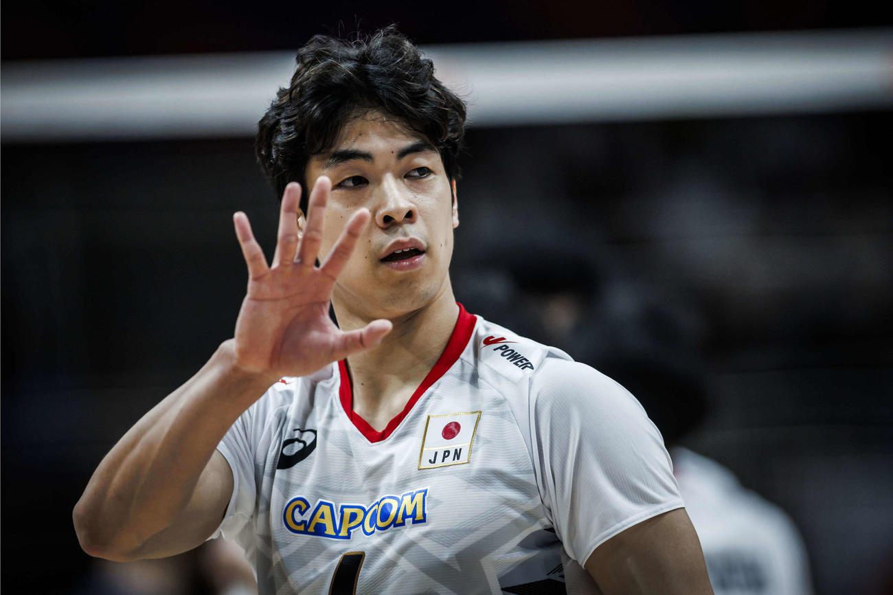 合図を送る宮浦健人（C）FIVB