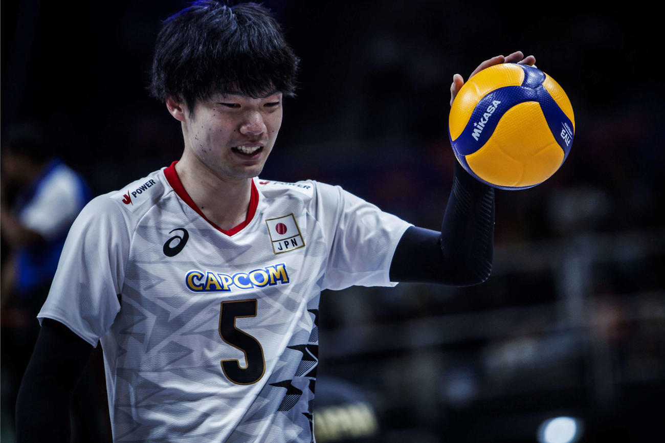 サーブに臨む大塚達宣（C）FIVB
