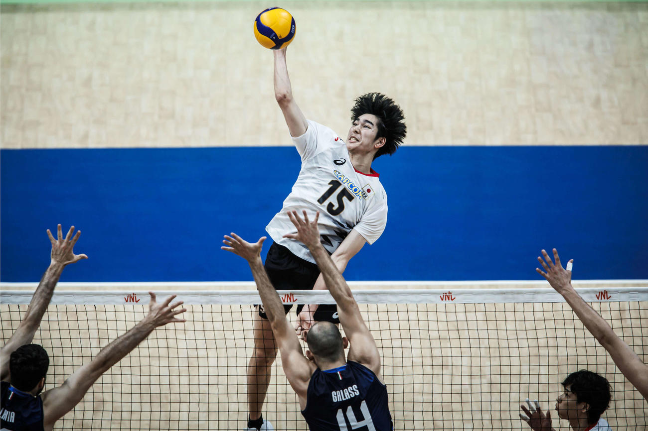 スパイクを打つ甲斐優斗（C）FIVB