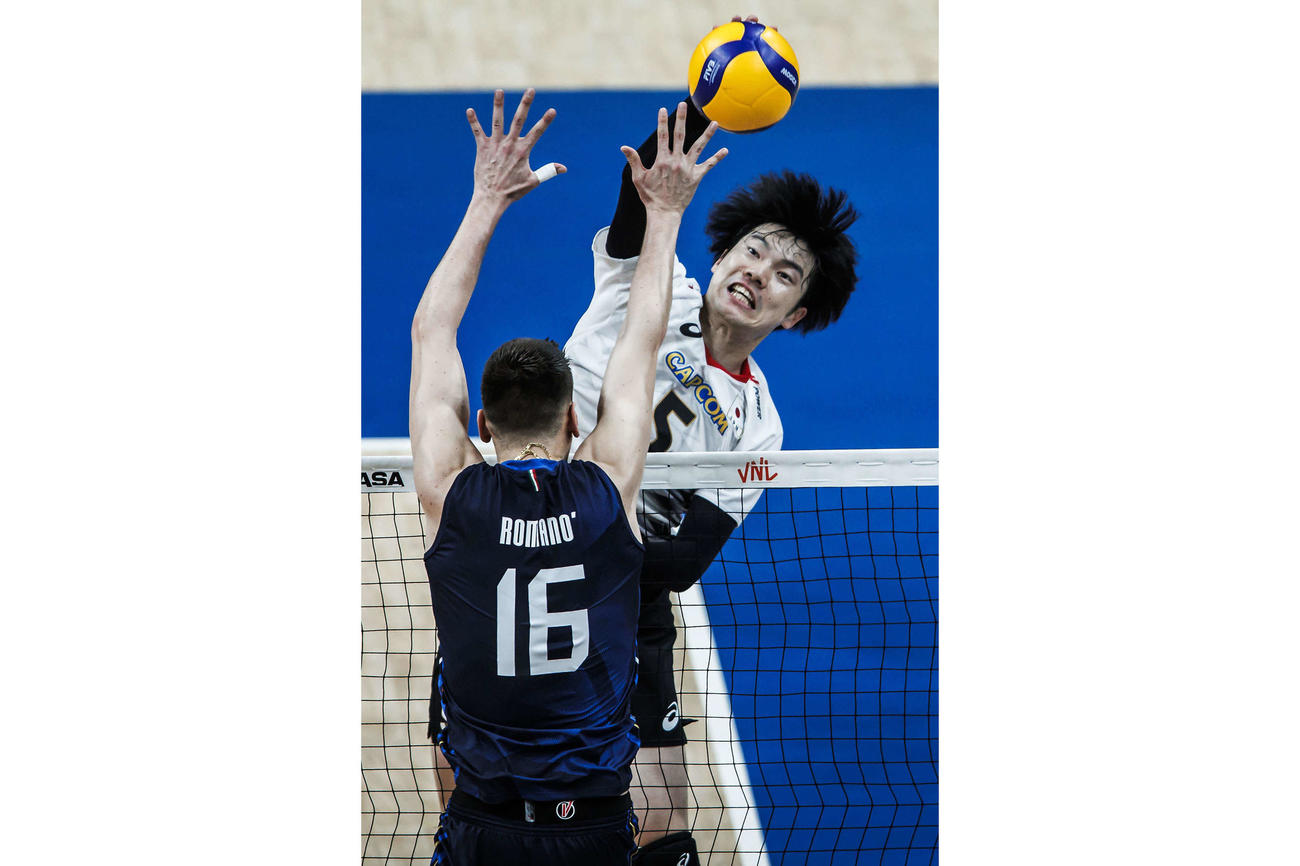スパイクを打つ大塚達宣（C）FIVB