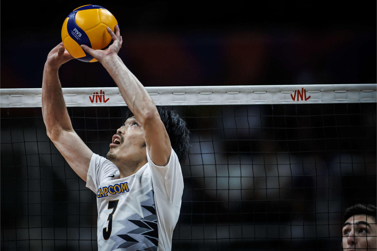 トスを上げる深津旭弘（C）FIVB