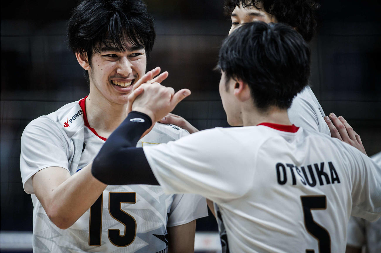 得点を喜ぶ甲斐優斗（左）（C）FIVB