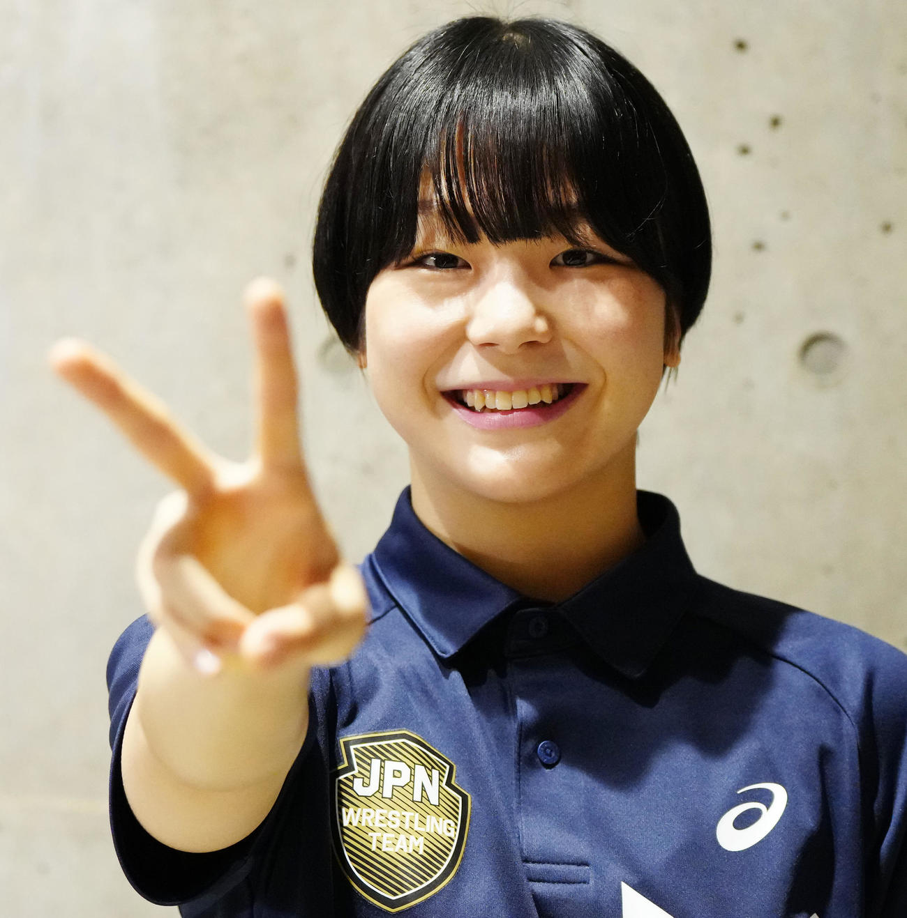 ピースサインを見せるレスリング女子53キロ級でパリ五輪代表の藤波（撮影・江口和貴）