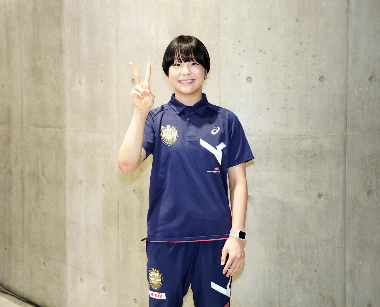 ピースサインを見せるレスリング女子53キロ級でパリ五輪代表の藤波（撮影・江口和貴）