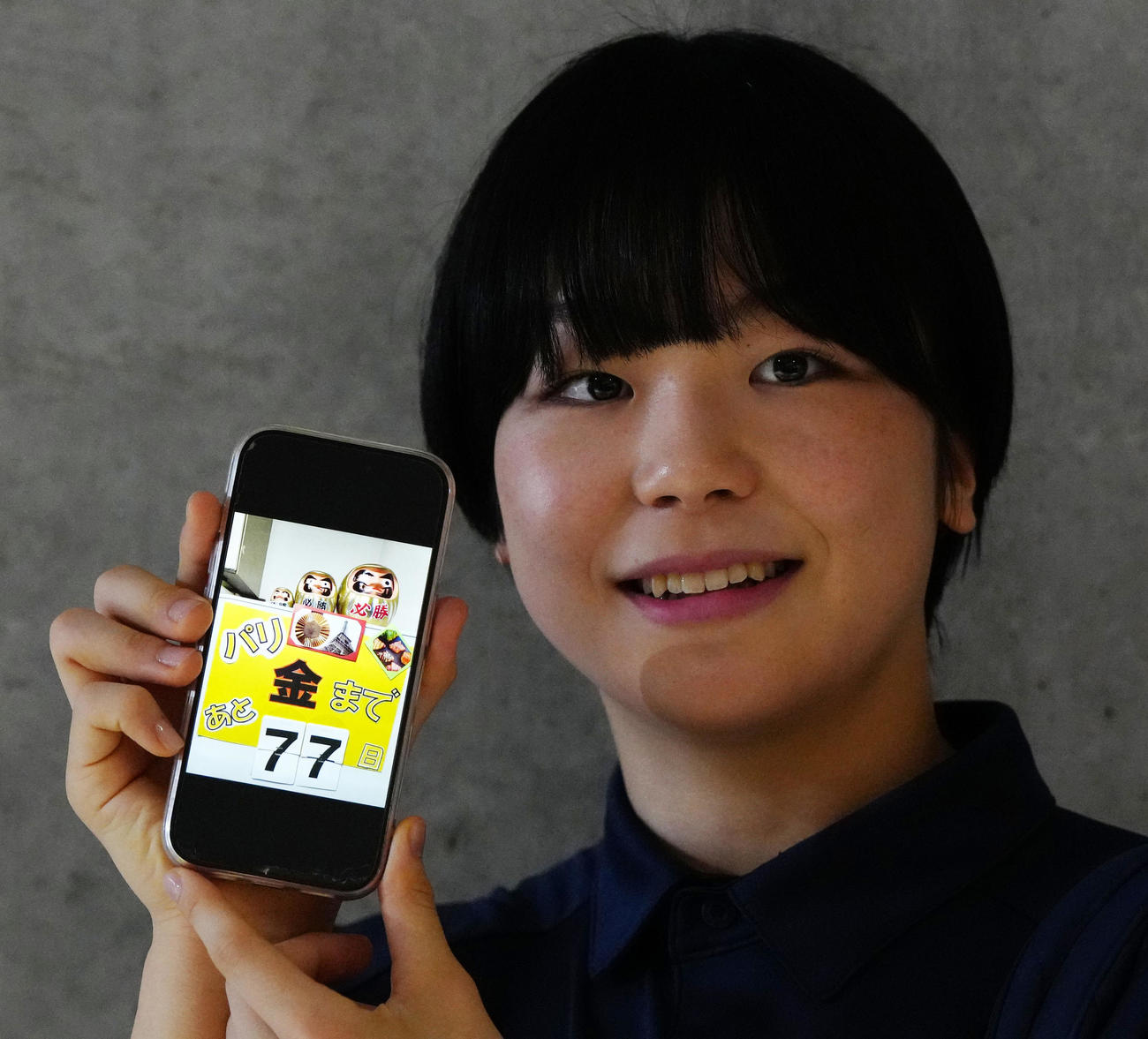 日めくりカレンダーの写真を見せるレスリング女子53キロ級でパリ五輪代表の藤波（撮影・江口和貴）