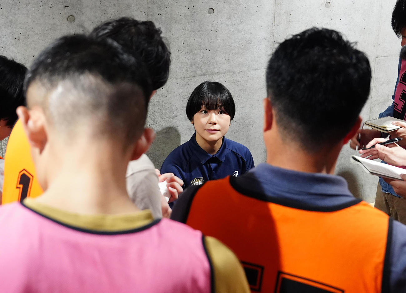 取材に応じるレスリング女子53キロ級でパリ五輪代表の藤波（中央）（撮影・江口和貴）