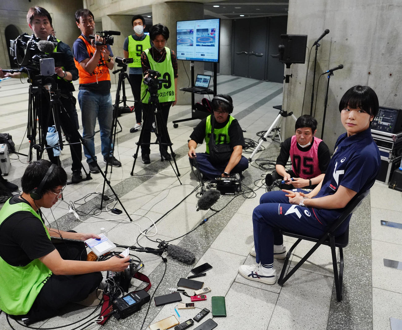 取材に応じるレスリング女子53キロ級でパリ五輪代表の藤波（右端）（撮影・江口和貴）