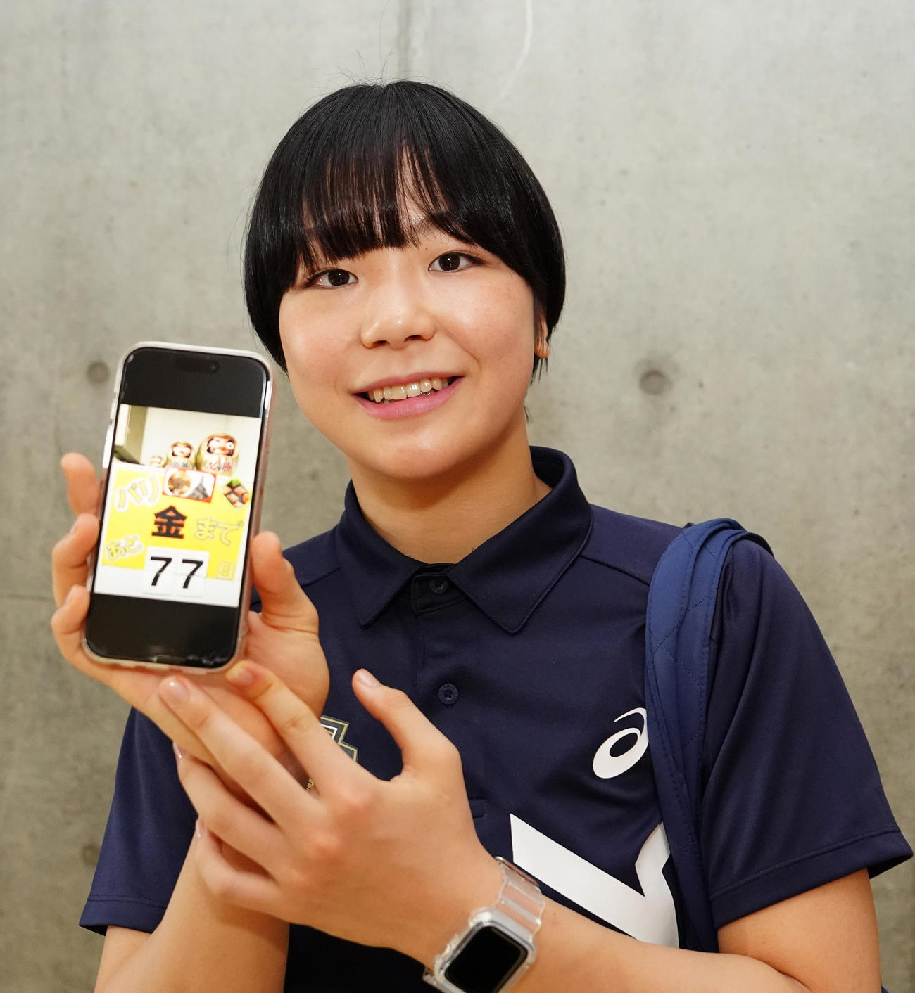 日めくりカレンダーの写真を見せるレスリング女子53キロ級でパリ五輪代表の藤波（撮影・江口和貴）