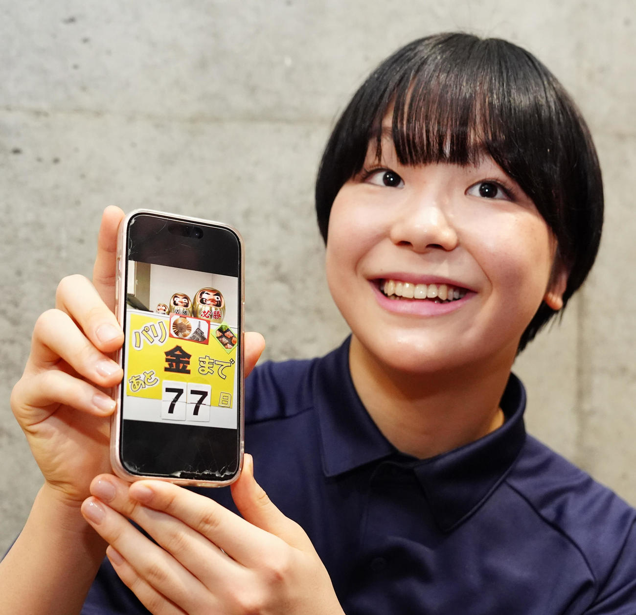 レスリング女子53キロ級でパリ五輪代表の藤波はスマホに入れられた日めくりカレンダーの写真を披露する（撮影・江口和貴）