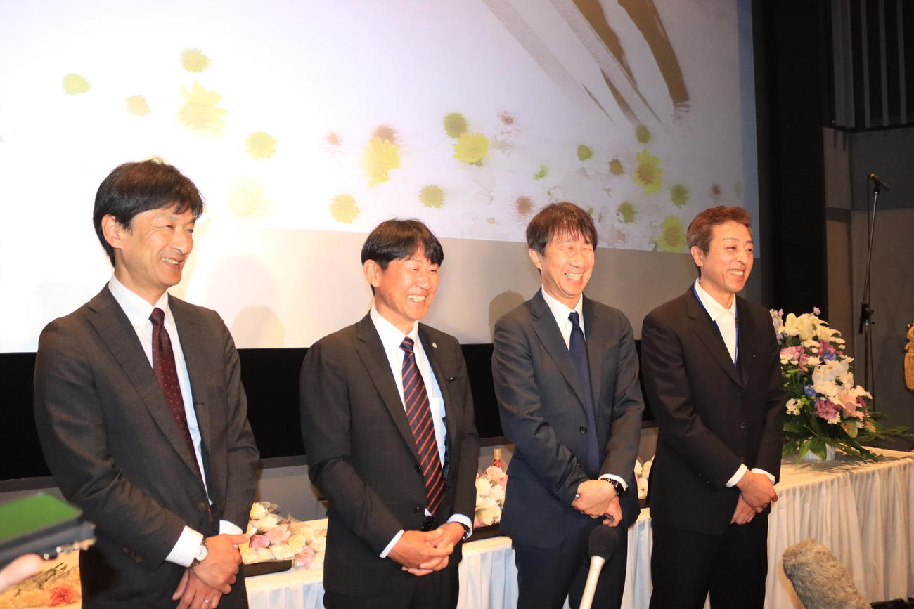 笠谷さんのお別れの会に出席した長野五輪ジャンプ団体金メダルメンバーは思い出話に笑顔を見せる。左から斎藤、岡部、原田、船木（撮影・保坂果那）