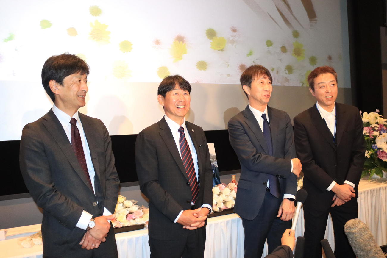 笠谷さんのお別れの会に出席した長野五輪ジャンプ団体金メダルメンバーは思い出話に笑顔を見せる。左から斎藤、岡部、原田、船木（撮影・保坂果那）