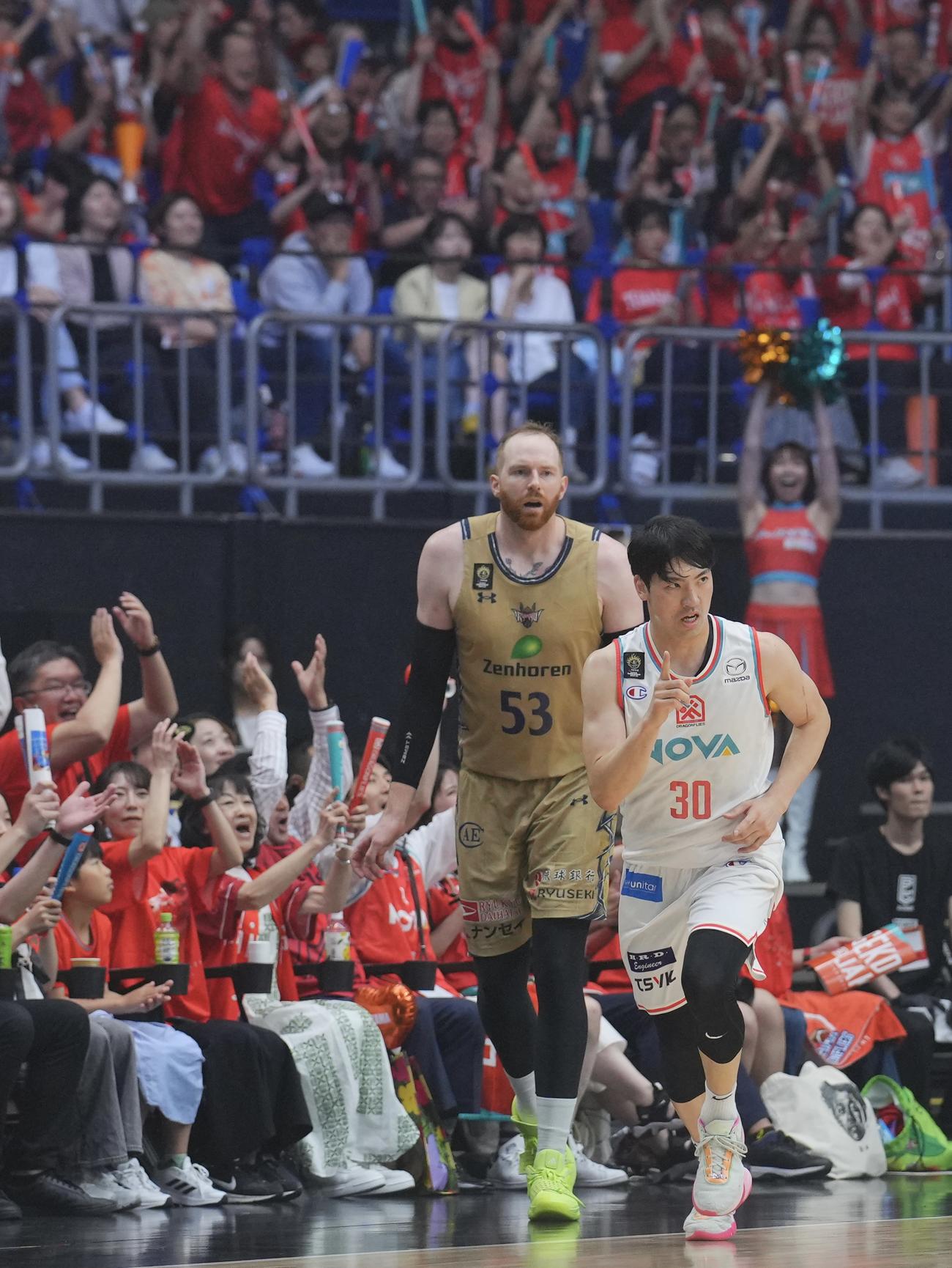 琉球対広島　第1Q、3点シュートを決めチームを鼓舞する広島山崎（右）（撮影・垰建太）