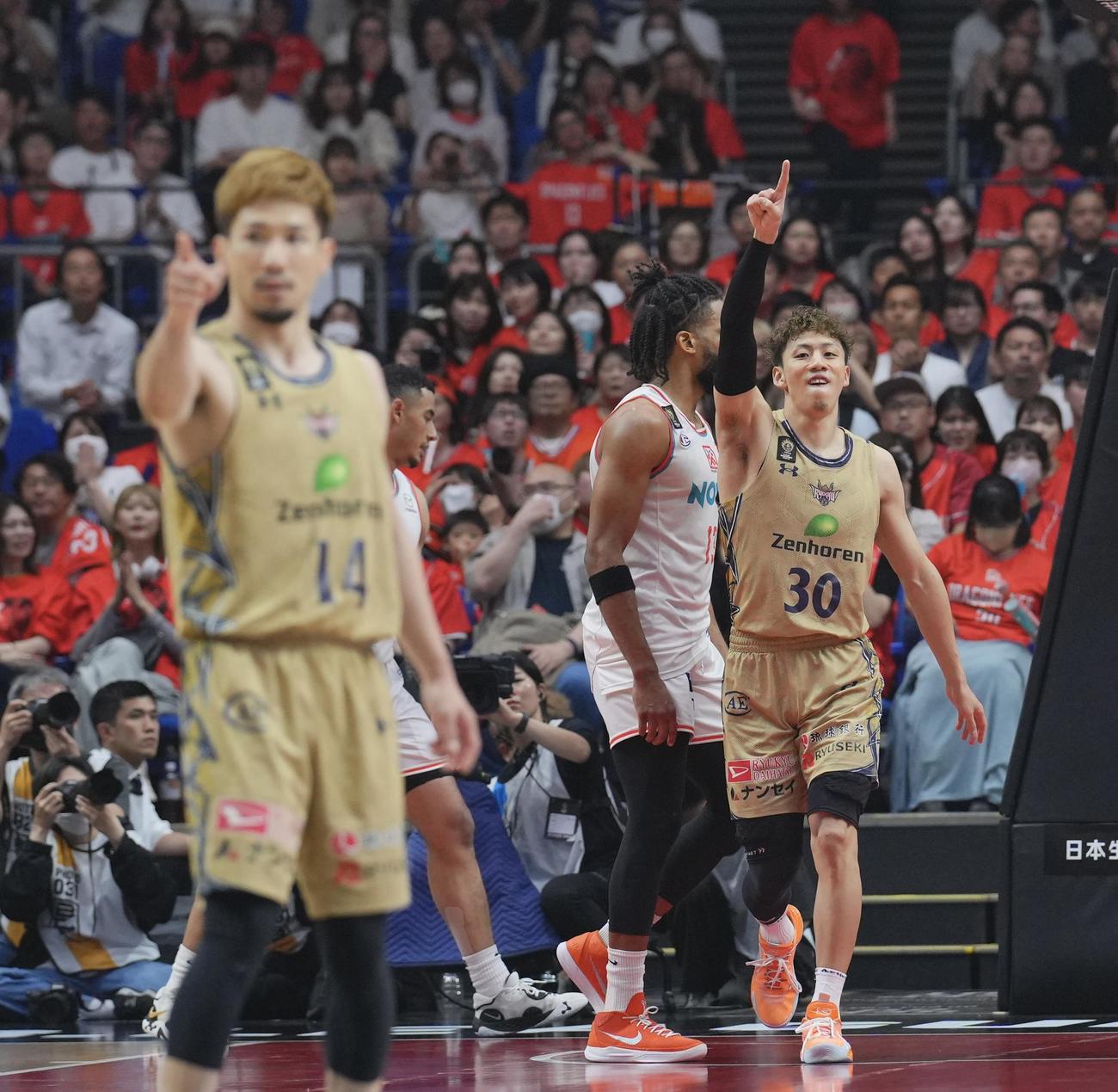 琉球対広島　第3Q、ゴールを決め笑顔でポーズを決める琉球今村（右）（撮影・垰建太）