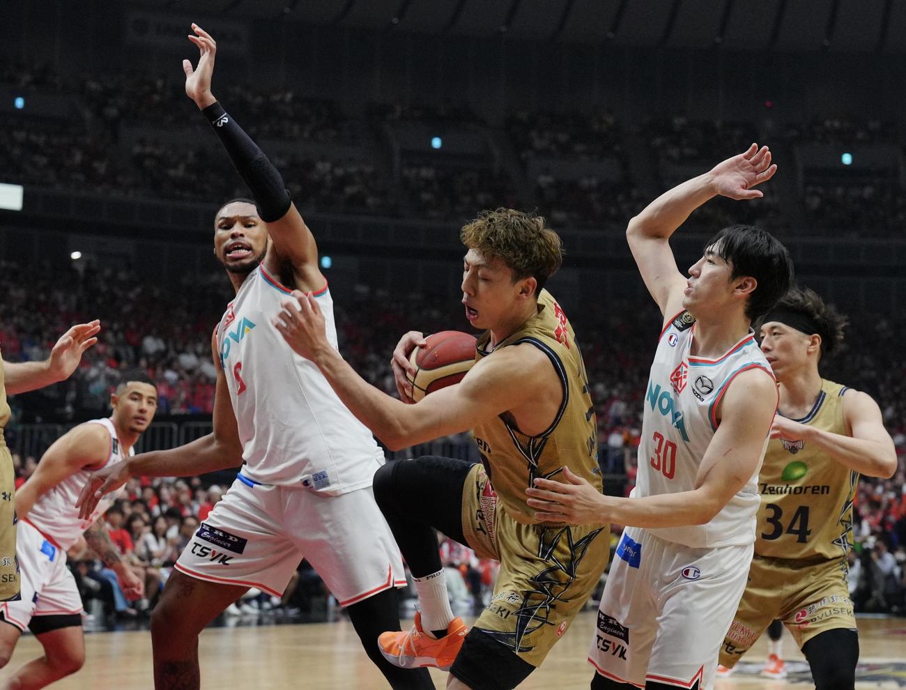 琉球対広島　第3Q、リバウンドをとる琉球今村（中央）（撮影・垰建太）