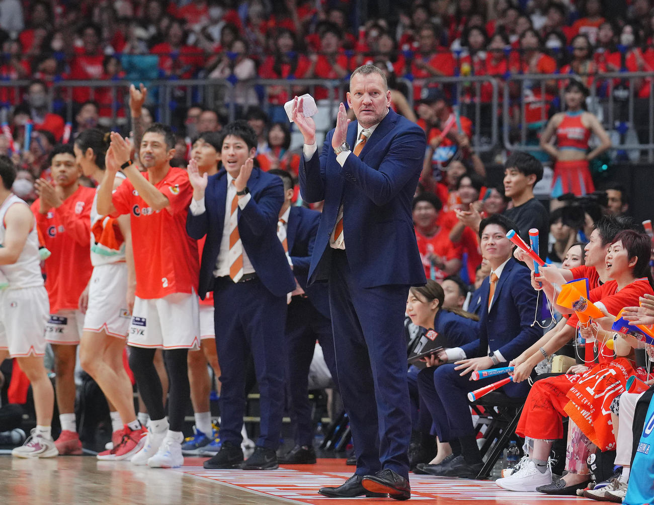 琉球対広島　選手たちに拍手する広島ミリング監督（中央）（撮影・垰建太）