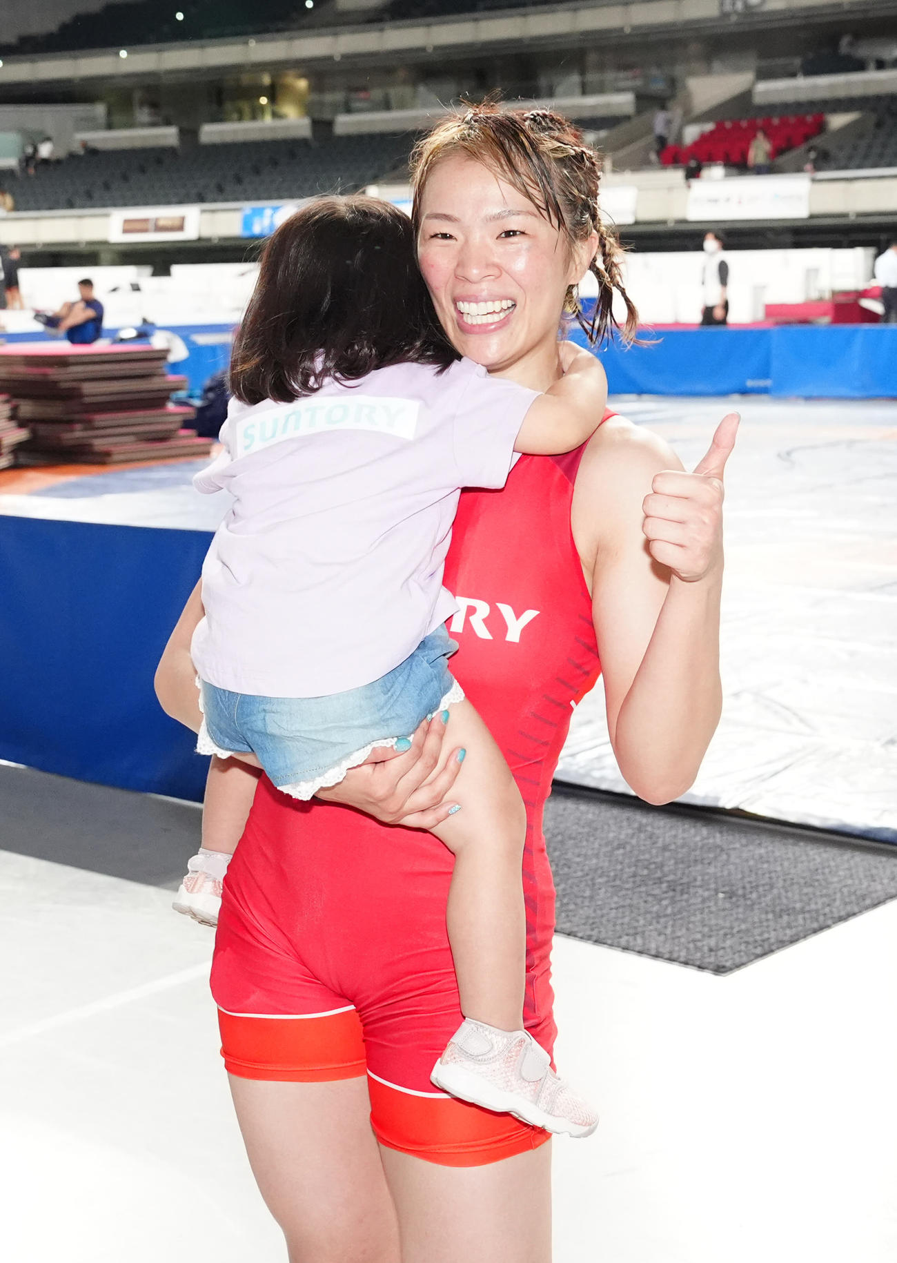 世界選手権代表決定戦で尾西に勝利し、娘を抱っこし写真に納まる金城（撮影・江口和貴）