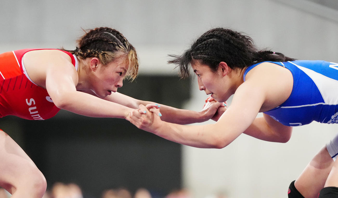 世界選手権代表決定戦で対戦する金城（左）と尾西（撮影・江口和貴）