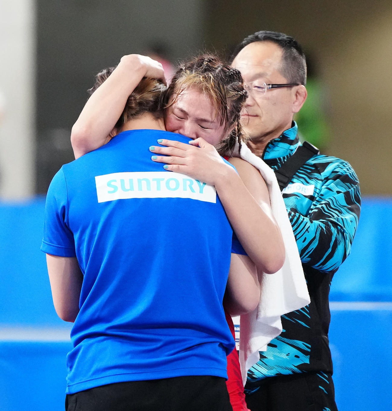 世界選手権代表決定戦で尾西に勝利し、セコンドについた妹の友香子（左）と抱き合い喜ぶ金城（撮影・江口和貴）