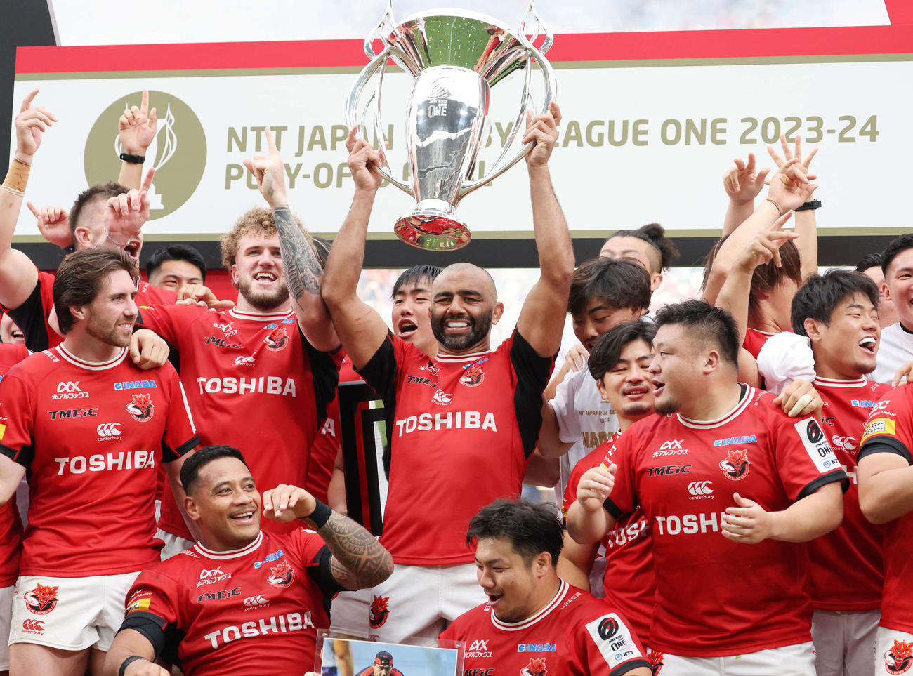 埼玉対BL東京　優勝を決め、優勝杯を掲げて喜ぶリーチ・マイケル（中央）らBL東京の選手たち（撮影・浅見桂子）