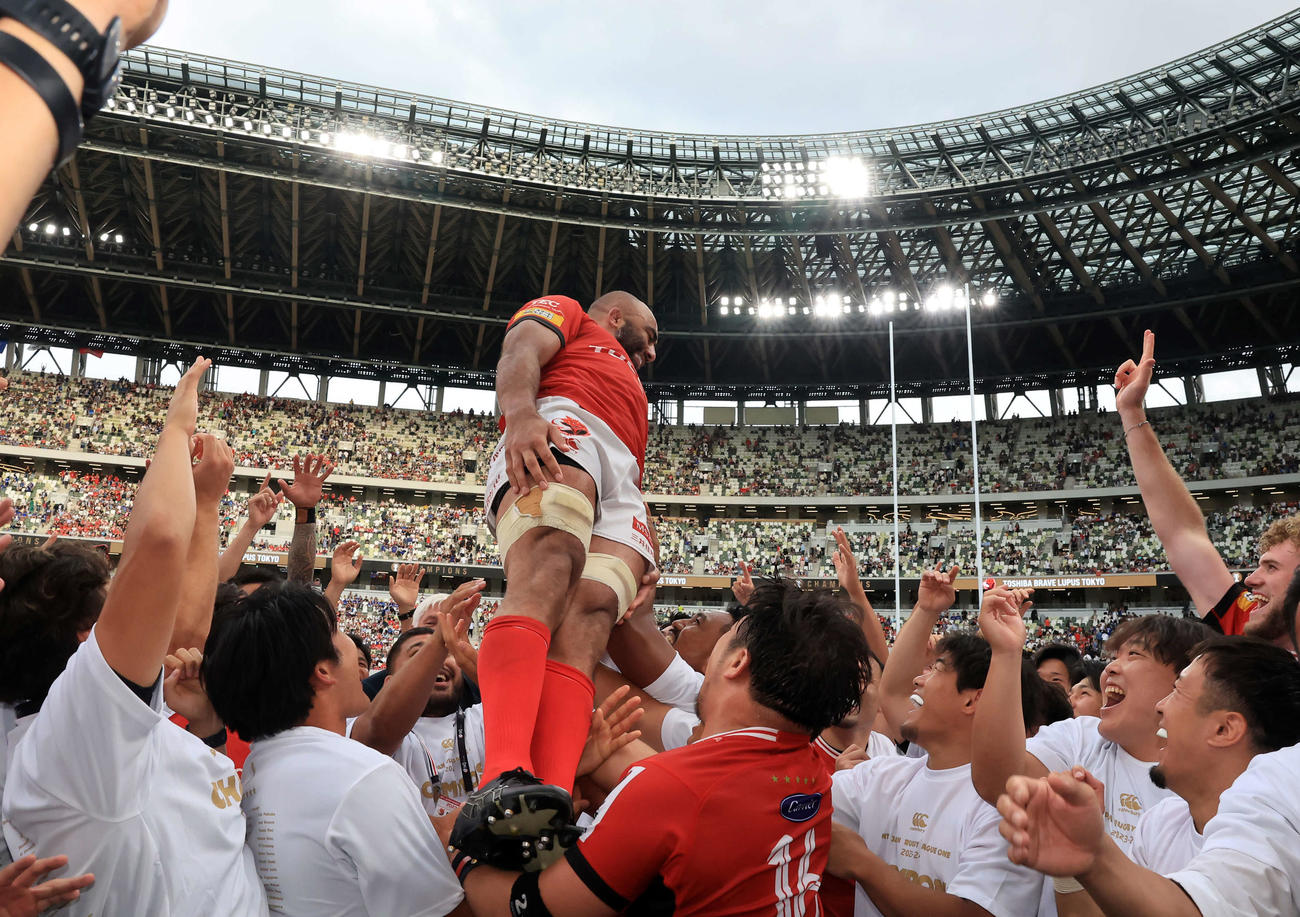 埼玉対BL東京　優勝を決め胴上げされるBL東京リーチ（撮影・浅見桂子）