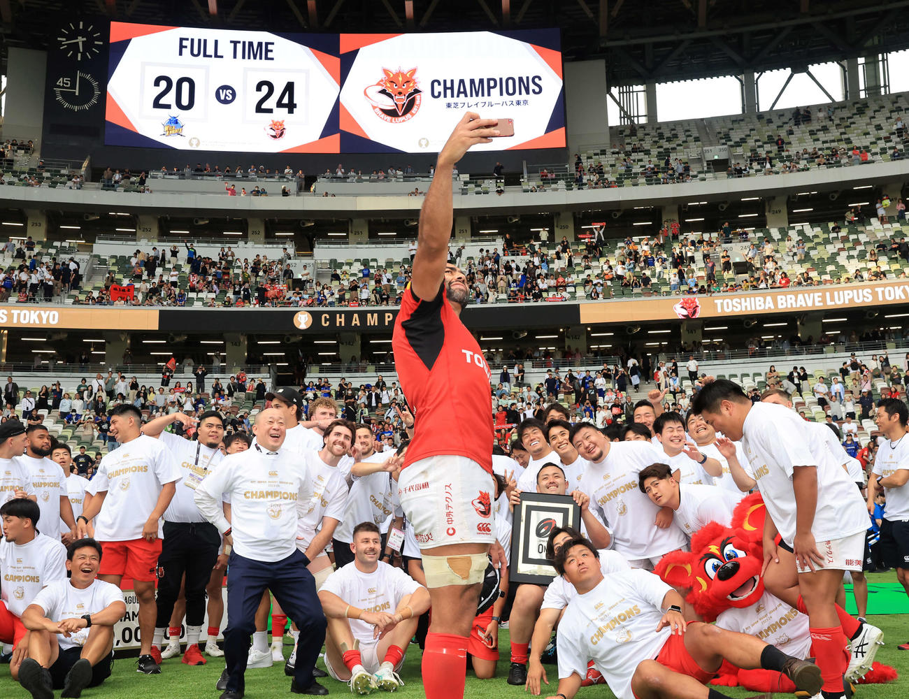 埼玉対BL東京　優勝を決めたBL東京リーチ・マイケルはスマホで選手と自撮りする（撮影・浅見桂子）
