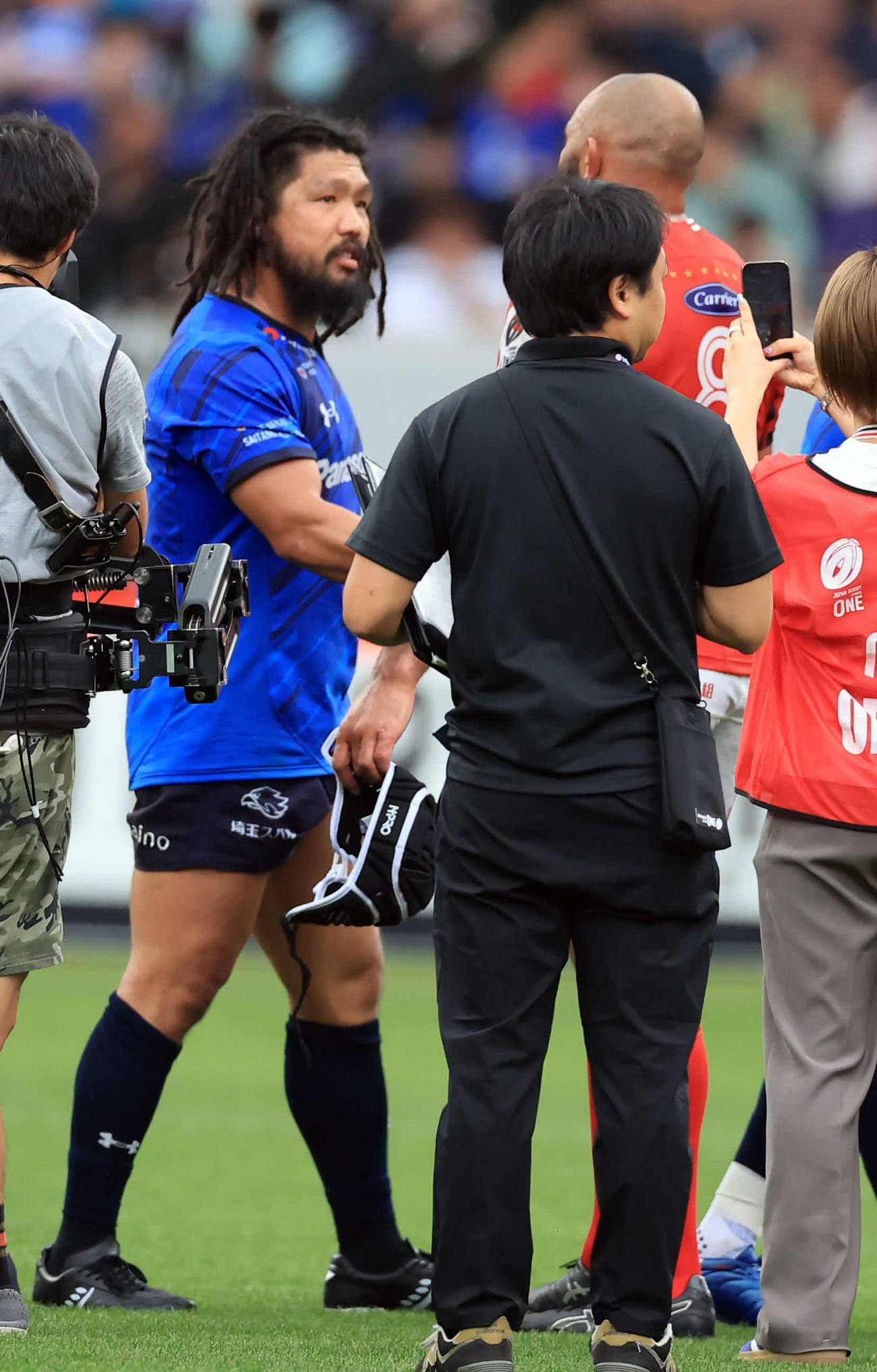 埼玉対BL東京　試合終了後、握手する埼玉堀江（左）とBL東京リーチ・マイケル（撮影・浅見桂子）