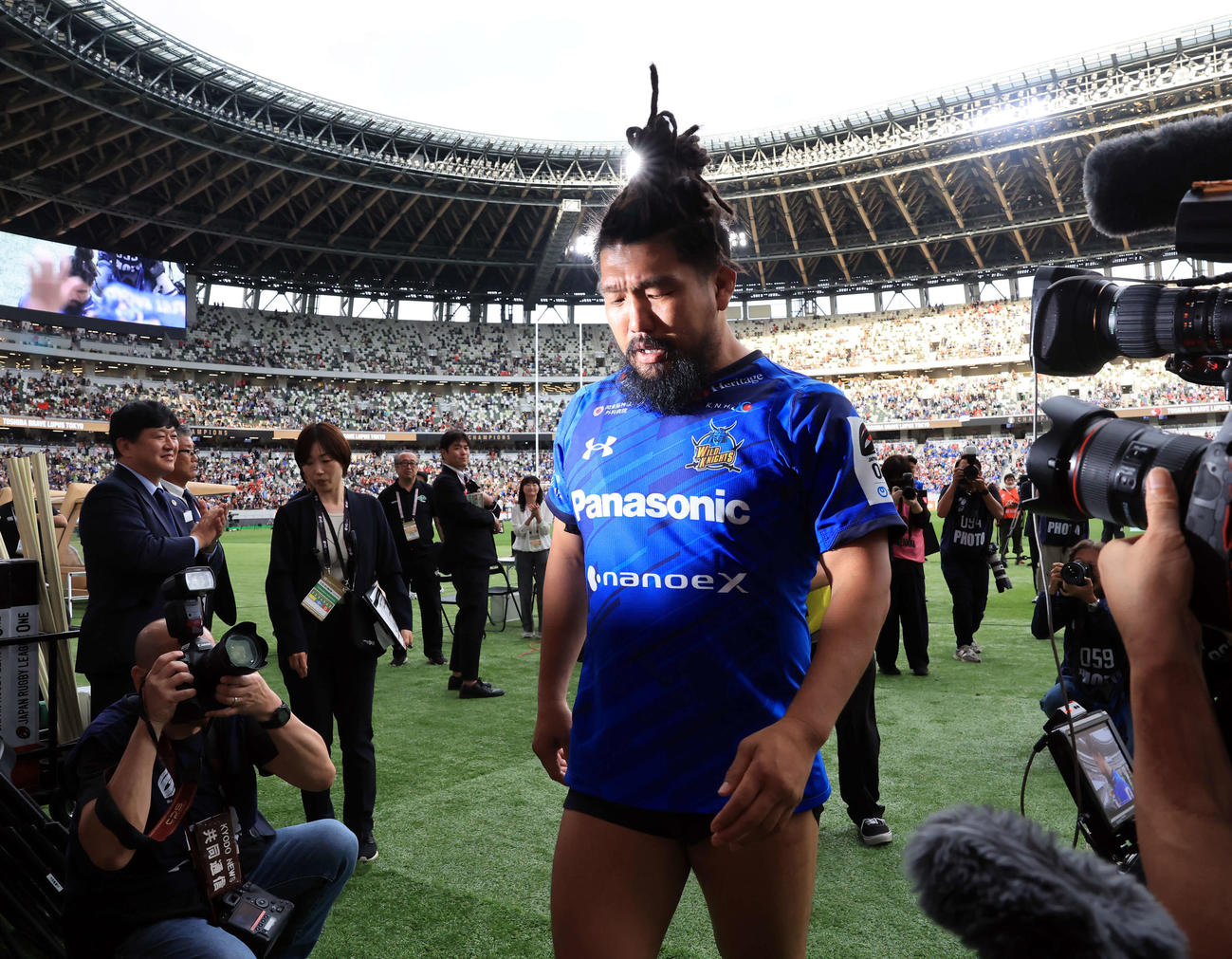 埼玉対BL東京　優勝を逃した埼玉の堀江は、涙をこらえて競技場を後にする（撮影・浅見桂子）