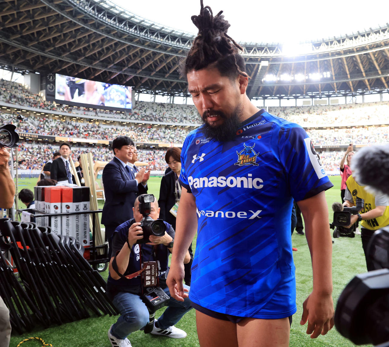 埼玉対BL東京　優勝を逃した埼玉の堀江は、涙をこらえて競技場を後にする（撮影・浅見桂子）