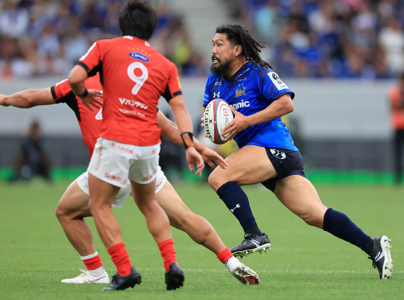 埼玉対BL東京　後半、ボールを手に突進する埼玉堀江（右）（撮影・浅見桂子）