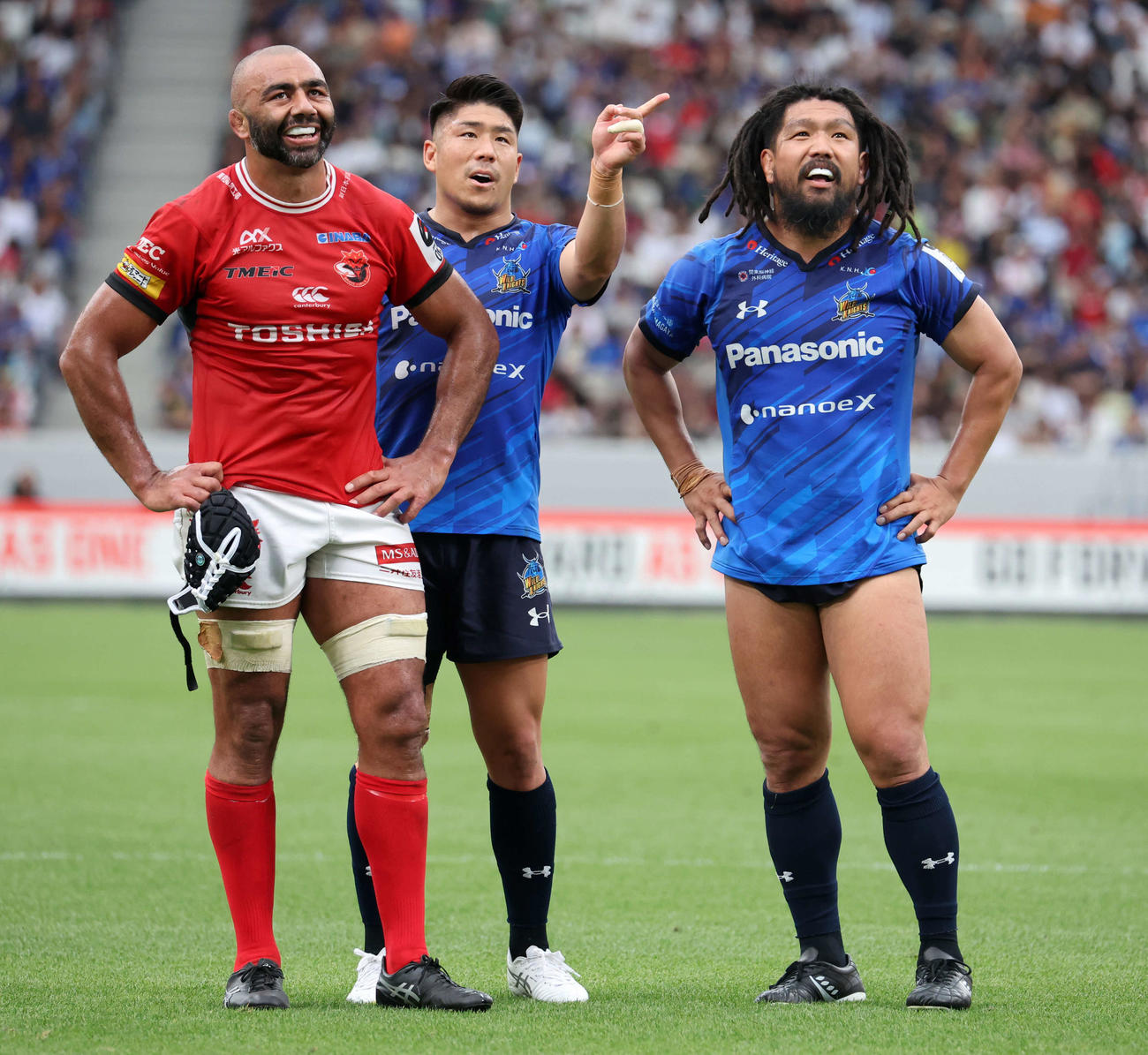 埼玉対BL東京　後半、プレーのTMOを並んで見つめる、左からBL東京リーチ・マイケル、埼玉松田、堀江（撮影・浅見桂子）