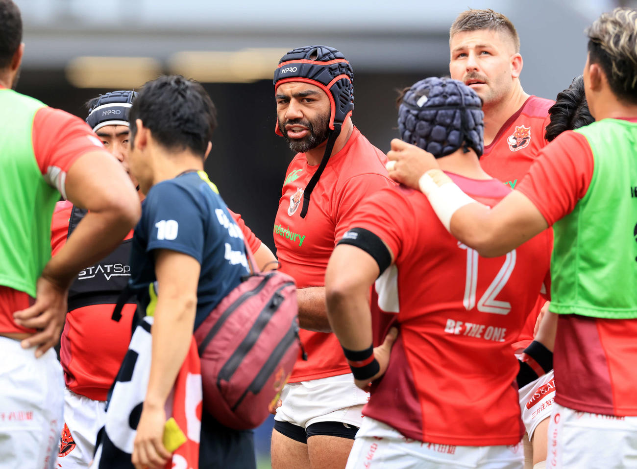 埼玉対BL東京　試合前、選手に気合を入れるBL東京リーチ・マイケル（中央）（撮影・浅見桂子）