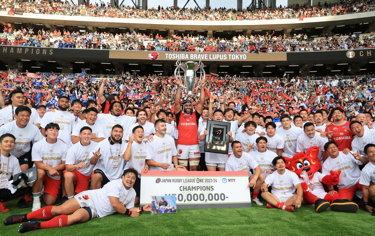 埼玉対BL東京　優勝を決め、ファンをバックに優勝杯を掲げて喜ぶリーチ（中央）らBL東京の選手たち（撮影・浅見桂子）