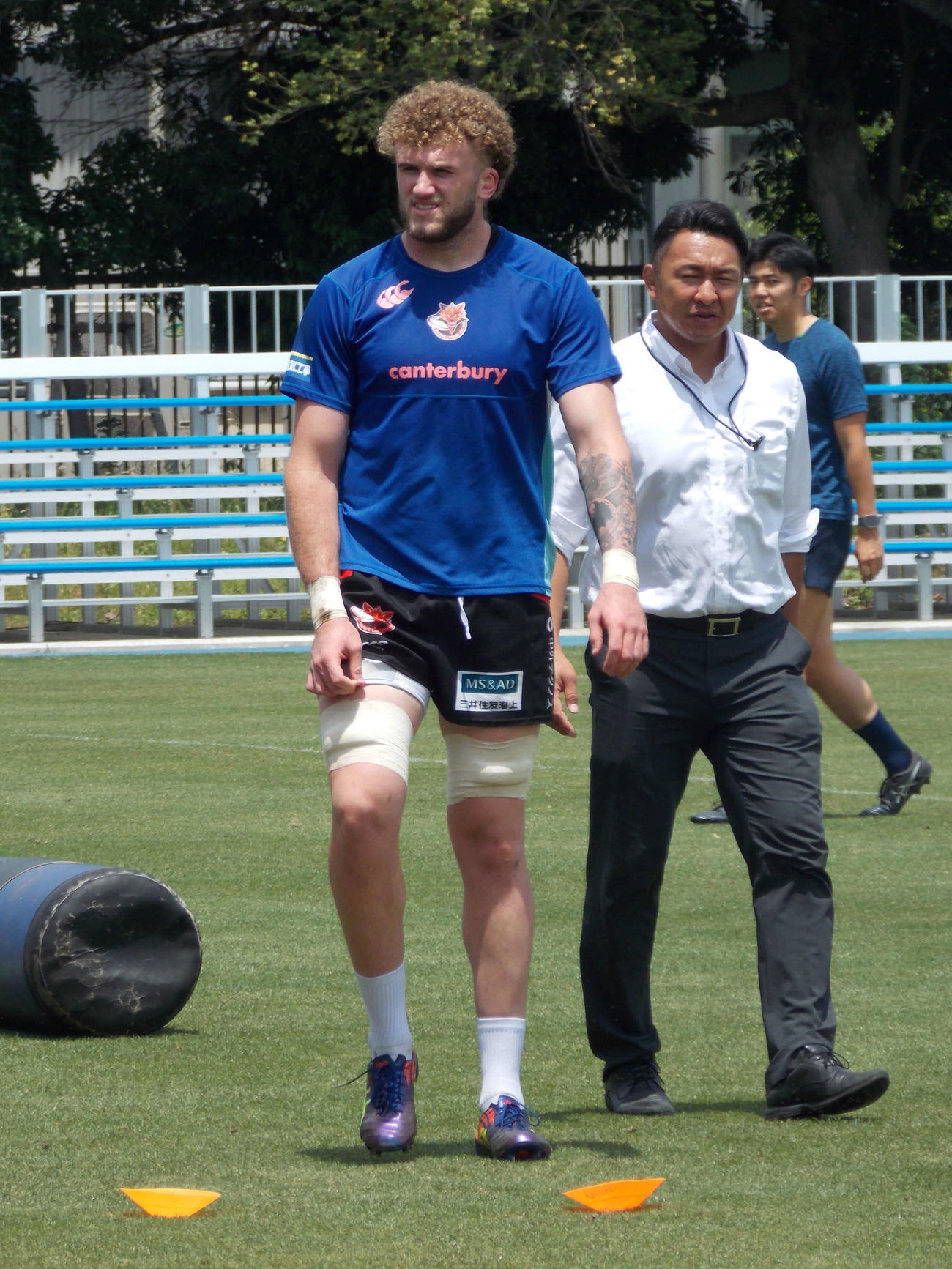 5月24日、決勝2日前の練習を終えたBL東京ワーナー・ディアンズ（左）と望月雄太氏（撮影・松本航）