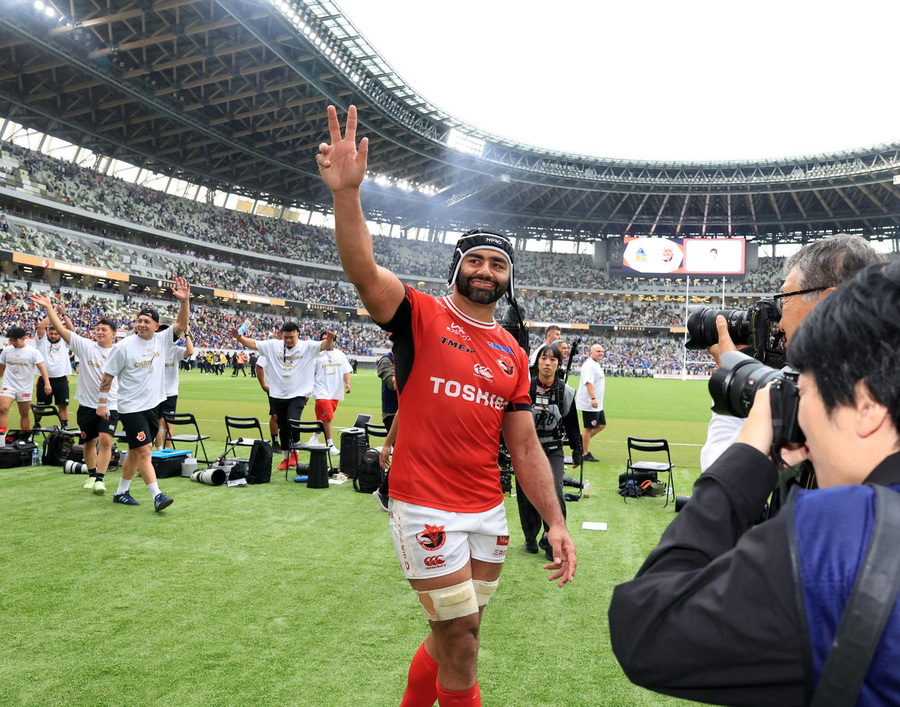 埼玉対BL東京　優勝を決め笑顔で場内1周するBL東京リーチ・マイケル（撮影・浅見桂子）