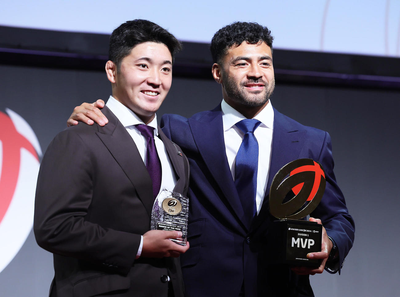 MVPのBL東京モウンガ（右）と新人賞の東京SG高本は記念撮影に笑顔（撮影・足立雅史）