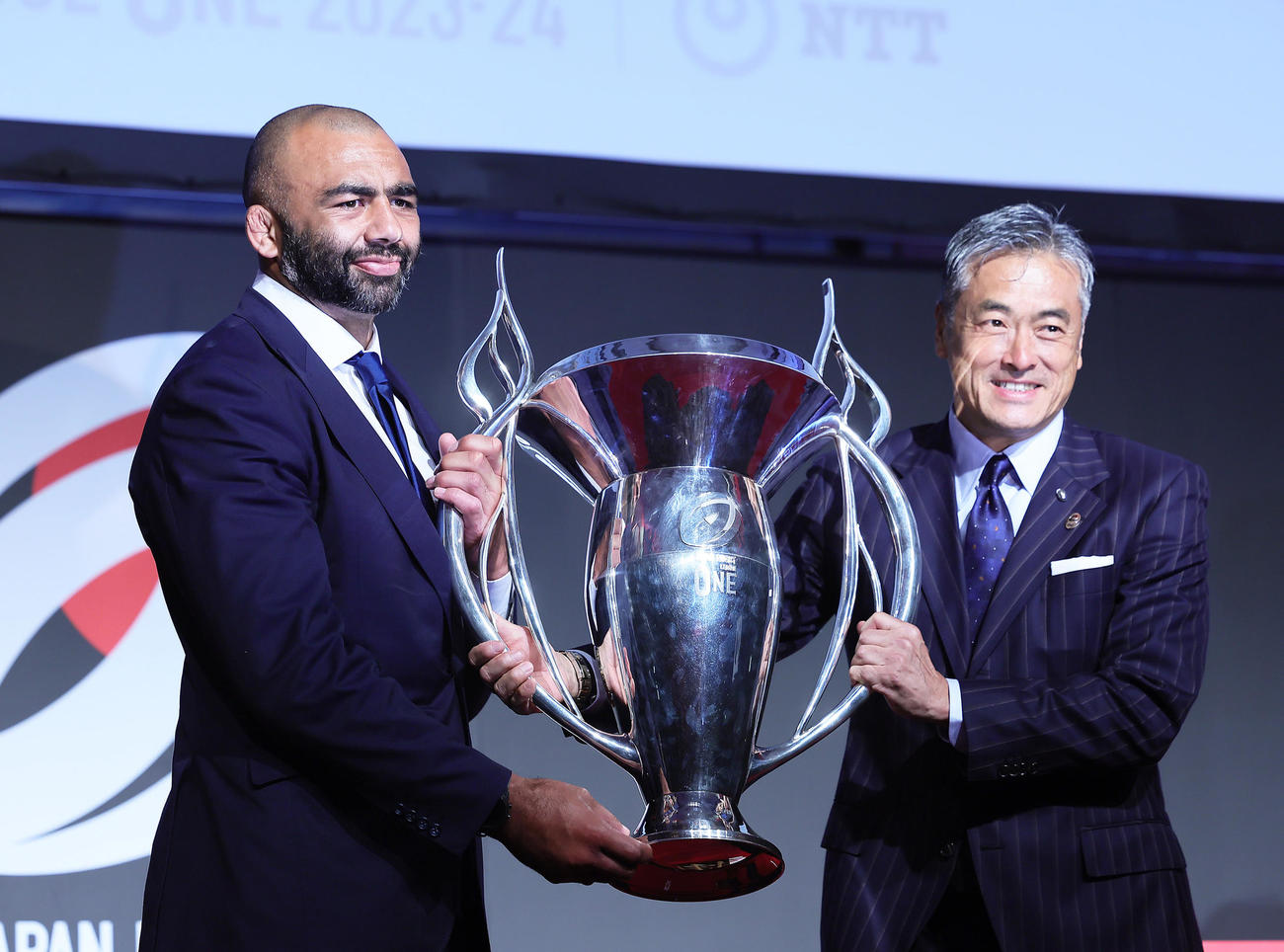 ディビジョン（D1）優勝チーム表彰を受けるBL東京リーチ（左）（撮影・足立雅史）