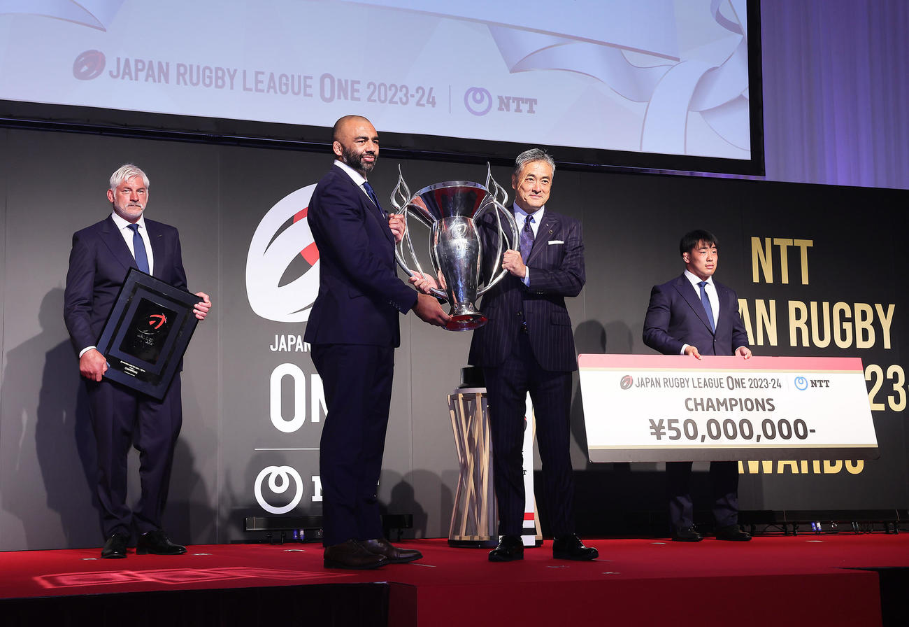 ディビジョン（D1）優勝チーム表彰を受けるBL東京リーチ（中央左）ら（撮影・足立雅史）