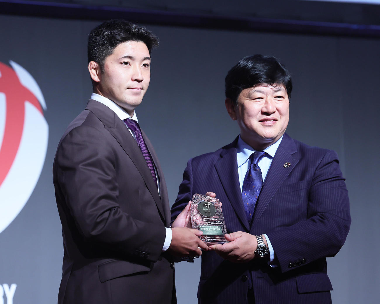 新人賞を受章した東京SG高本（左）（撮影・足立雅史）