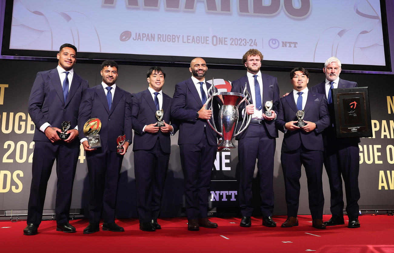 記念撮影に笑顔を見せる優勝のBL東京の選手たち。左からシャノン・フリゼル、リッチー・モウンガ、原田衡、リーチ・マイケル、ワーナー・ディアンズ、木村星南、トッド・ブラックアダーHC（撮影・足立雅史）
