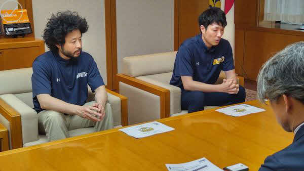 宇都宮市役所を訪れ、シーズン終了の報告を行った宇都宮ブレックスの田臥勇太主将（左）と藤本光正社長（右）（撮影・沢田啓太郎）
